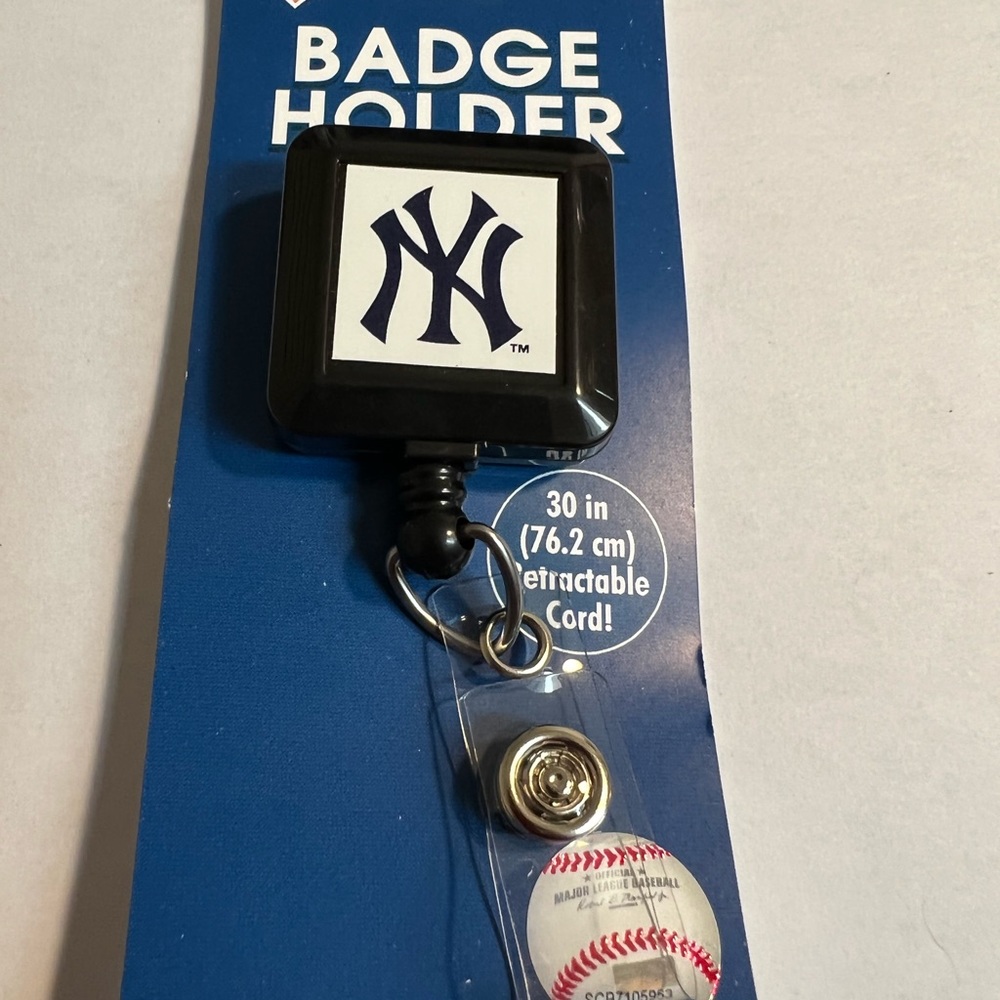 ONE BRAND NEW MLB NEW YORK YANKEES BADGE HOLDER CTM5